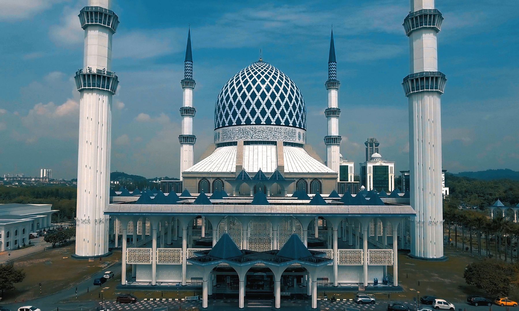 ブルーモスク（スルタン・サラフディン・アブドゥル・アジズ・モスク）へご案内